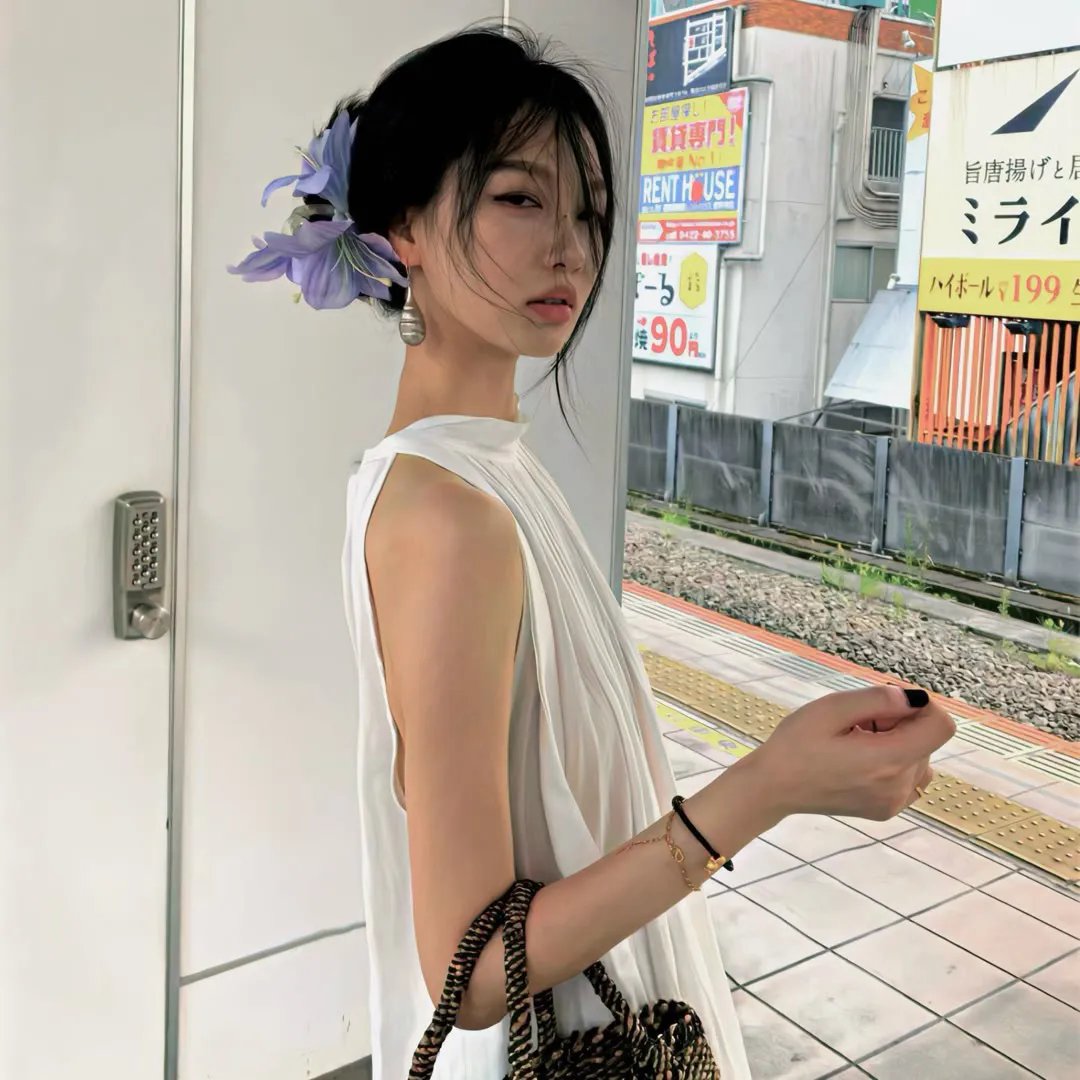 下放前资本家大小姐卷家产跑路了